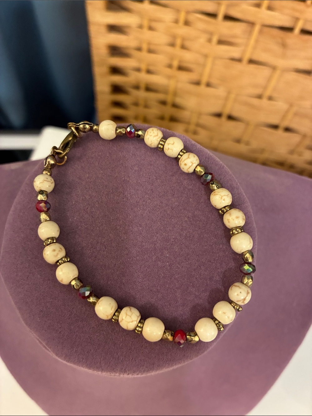 Fashion Jewelry Cream Bead Bracelet with Red and Iridescent Accents